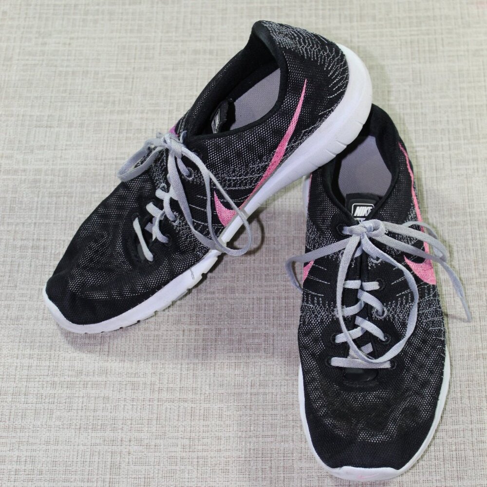 Nike Size 10 Fury Black with Pink Swoosh Athletic Shoes